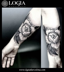 tatuajes-Brazos-Flores-Logia-Barcelona-Dasly  